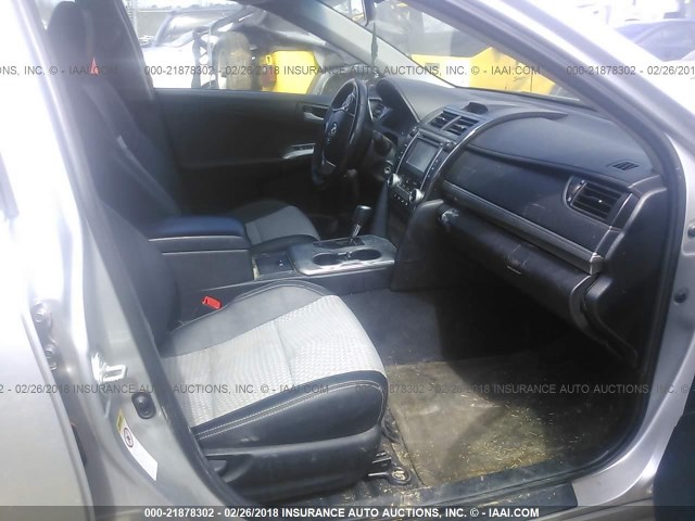 4T1BF1FK3CU069019 - 2012 TOYOTA CAMRY SE/LE/XLE SILVER photo 5