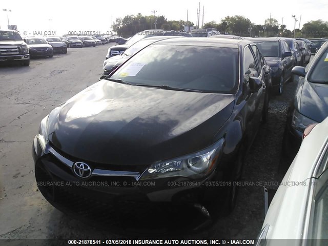 4T1BF1FK8FU059252 - 2015 TOYOTA CAMRY LE/XLE/SE/XSE Schwarz Foto 2