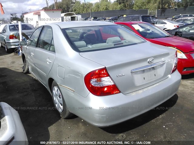 4T1BE32K73U715070 - 2003 TOYOTA CAMRY LE/XLE/SE ვერცხლისფერი ფოტო 3