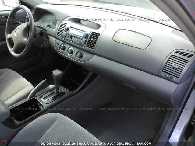 4T1BE32K73U715070 - 2003 TOYOTA CAMRY LE/XLE/SE ვერცხლისფერი ფოტო 5
