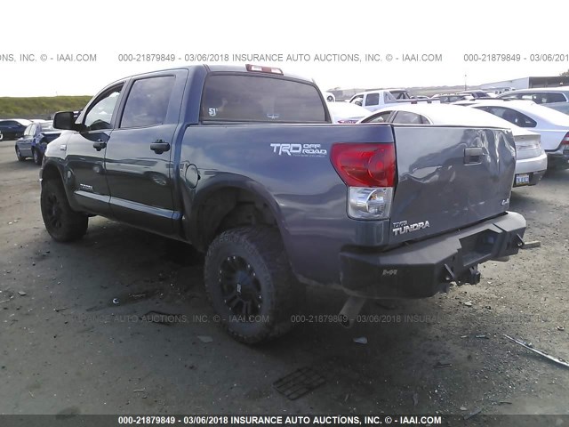 5TFDV54118X046331 - 2008 TOYOTA TUNDRA CREWMAX/CREWMAX SR5 GRAY photo 3