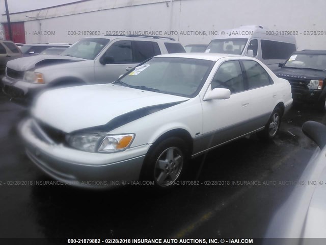 JT2BF28K410299768 - 2001 TOYOTA CAMRY LE/XLE WHITE photo 2