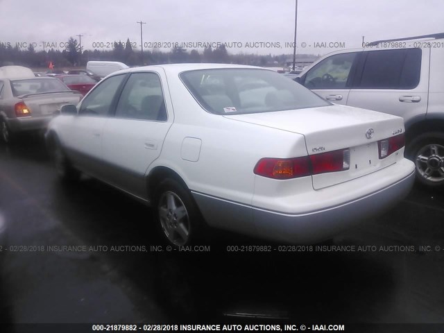 JT2BF28K410299768 - 2001 TOYOTA CAMRY LE/XLE WHITE photo 3