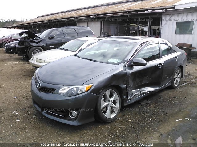 4T1BK1FK9DU022848 - 2013 TOYOTA CAMRY SE/XLE GRAY photo 2