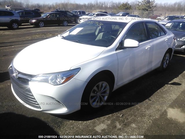 4T1BF1FK2HU325951 - 2017 TOYOTA CAMRY LE/XLE/SE/XSE თეთრი ფოტო 2