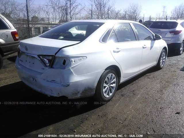 4T1BF1FK2HU325951 - 2017 TOYOTA CAMRY LE/XLE/SE/XSE WHITE photo 4