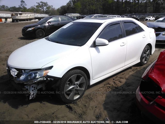 4T1BK1FKXCU519499 - 2012 TOYOTA CAMRY SE/XLE WHITE photo 2