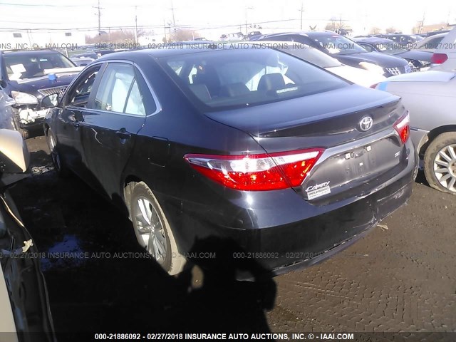 4T1BF1FK6GU256941 - 2016 TOYOTA CAMRY LE/XLE/SE/XSE BLACK photo 3