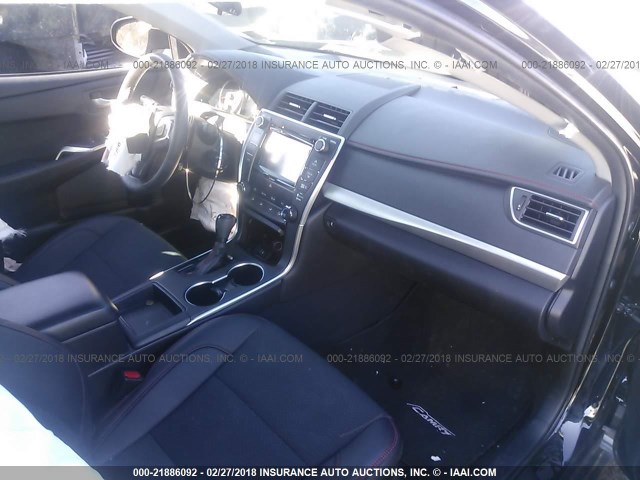 4T1BF1FK6GU256941 - 2016 TOYOTA CAMRY LE/XLE/SE/XSE შავი ფოტო 5
