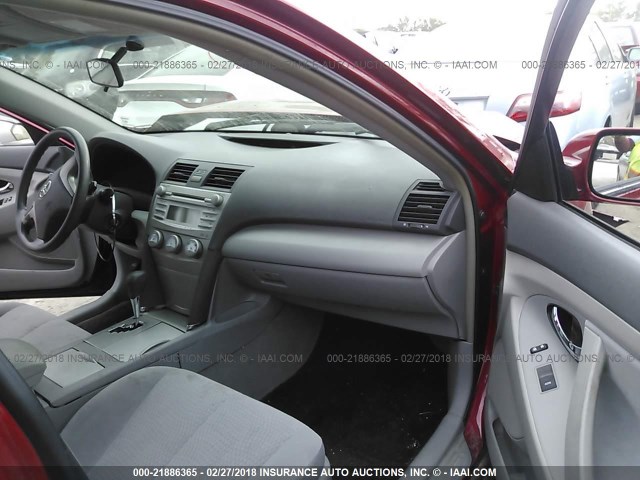 4T4BF3EK8AR018731 - 2010 TOYOTA CAMRY SE/LE/XLE RED photo 5