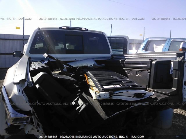 1N6AA1E56HN566798 - 2017 NISSAN TITAN SV/SL/PRO-4X/PLAT RES WHITE photo 8