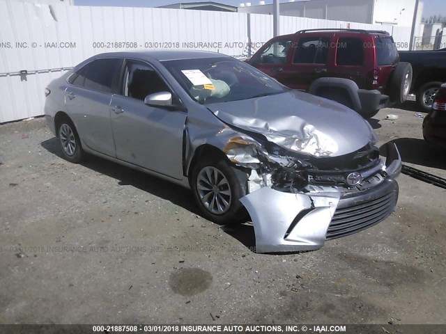 4T1BF1FK5FU476313 - 2015 TOYOTA CAMRY LE/XLE/SE/XSE ვერცხლისფერი ფოტო 1