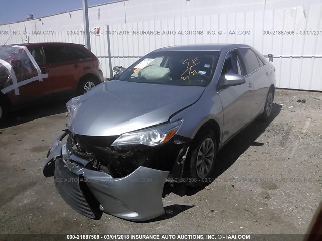 4T1BF1FK5FU476313 - 2015 TOYOTA CAMRY LE/XLE/SE/XSE ვერცხლისფერი ფოტო 2