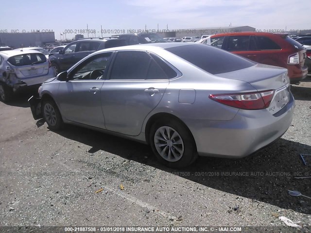 4T1BF1FK5FU476313 - 2015 TOYOTA CAMRY LE/XLE/SE/XSE ვერცხლისფერი ფოტო 3