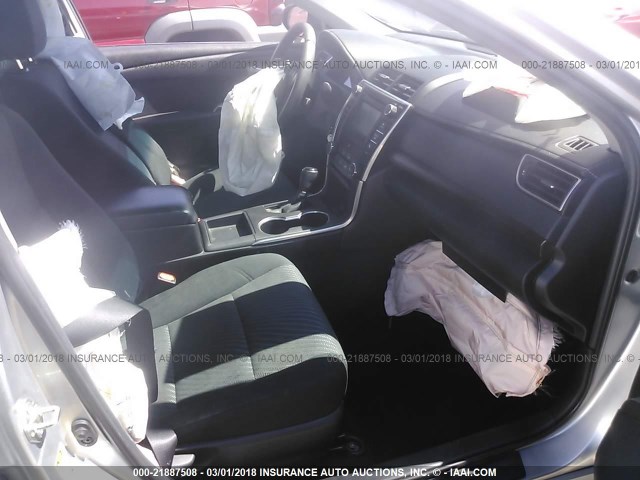 4T1BF1FK5FU476313 - 2015 TOYOTA CAMRY LE/XLE/SE/XSE ვერცხლისფერი ფოტო 5