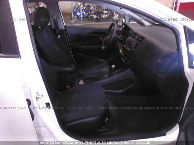 KNADN4A36D6130187 - 2013 KIA RIO EX/SX WHITE photo 5