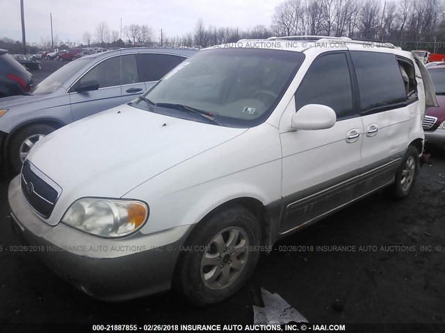 KNDUP132056700623 - 2005 KIA SEDONA EX/LX WHITE photo 2