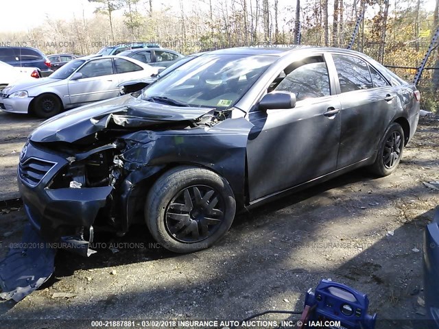4T1BF3EK5AU010581 - 2010 TOYOTA CAMRY SE/LE/XLE GRAY photo 2