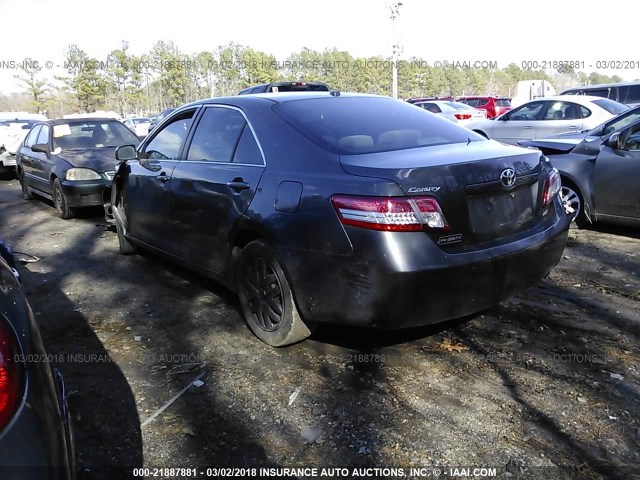 4T1BF3EK5AU010581 - 2010 TOYOTA CAMRY SE/LE/XLE GRAY photo 3