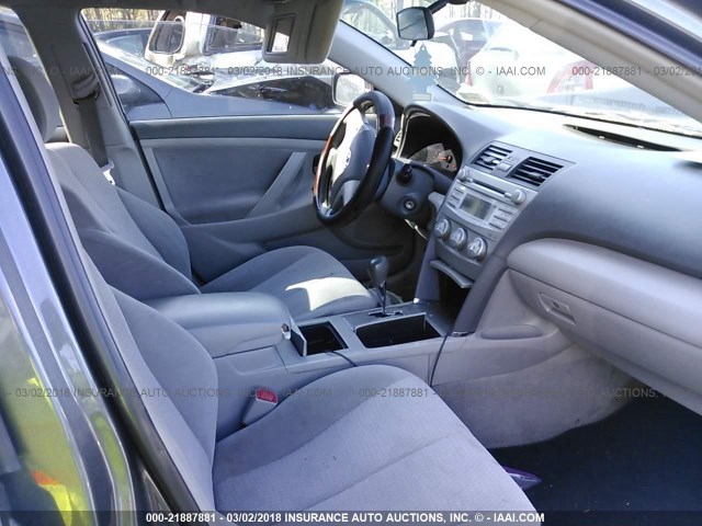 4T1BF3EK5AU010581 - 2010 TOYOTA CAMRY SE/LE/XLE GRAY photo 5