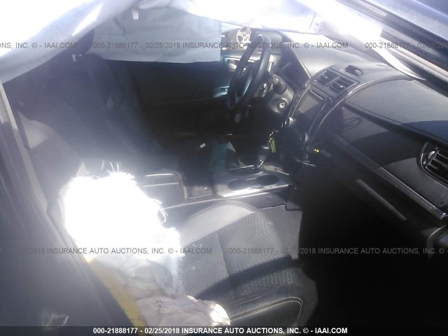 4T1BF1FK1EU405219 - 2014 TOYOTA CAMRY L/SE/LE/XLE 蓝色 照片 5