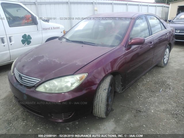 4T1BE32K45U029104 - 2005 TOYOTA CAMRY LE/XLE/SE RED photo 2