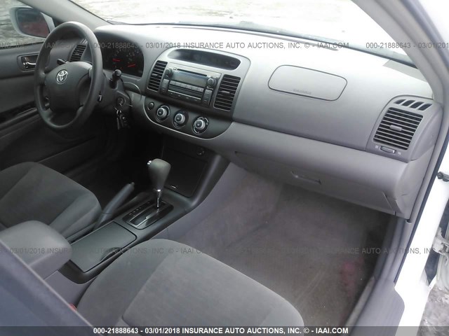 4T1BE32K95U017546 - 2005 TOYOTA CAMRY LE/XLE/SE WHITE photo 5