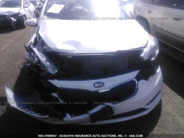 KNAFK4A64G5560791 - 2016 KIA FORTE LX WHITE photo 6