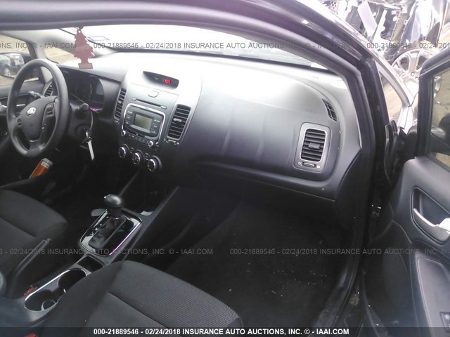 3KPFK4A77HE136975 - 2017 KIA FORTE LX BLACK photo 5