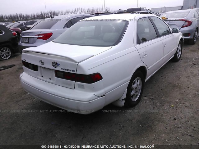 JT2BG22K5W0262841 - 1998 TOYOTA CAMRY CE/LE/XLE 白色 照片 4