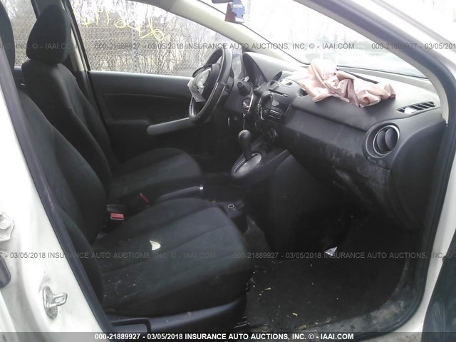 JM1DE1KY8E0185059 - 2014 MAZDA MAZDA2 SPORT WHITE photo 5