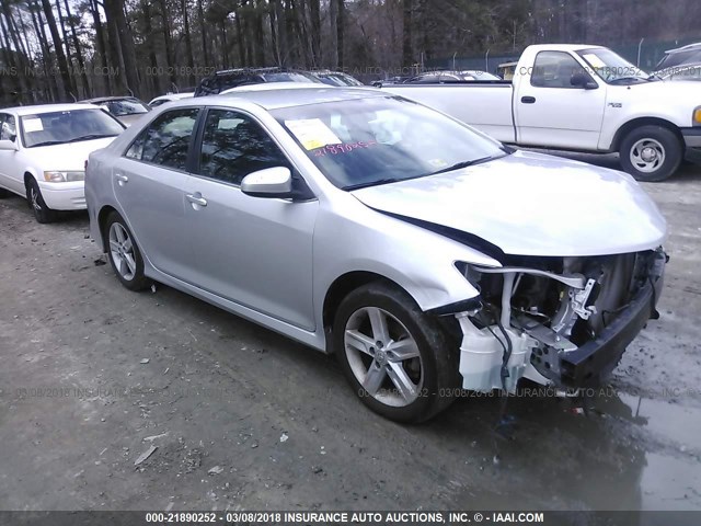 4T1BF1FKXCU599486 - 2012 TOYOTA CAMRY SE/LE/XLE SILVER photo 1