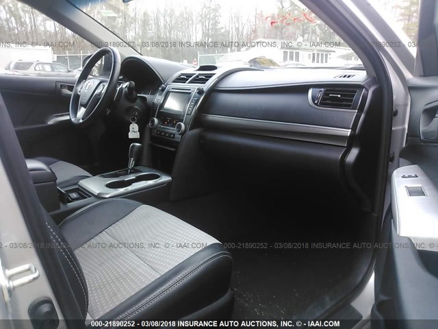 4T1BF1FKXCU599486 - 2012 TOYOTA CAMRY SE/LE/XLE Серебристый фото 5