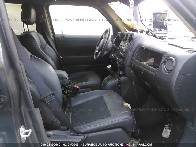 1C4NJPBBXGD683211 - 2016 JEEP PATRIOT SPORT GRAY photo 5