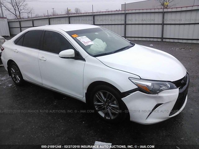 4T1BF1FK5GU216852 - 2016 TOYOTA CAMRY LE/XLE/SE/XSE თეთრი ფოტო 1