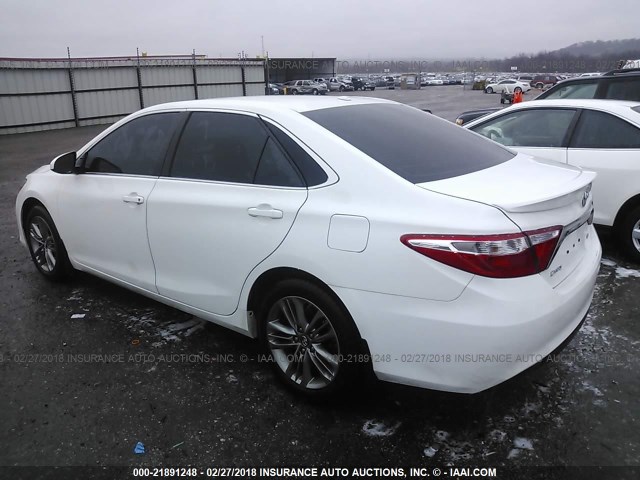 4T1BF1FK5GU216852 - 2016 TOYOTA CAMRY LE/XLE/SE/XSE თეთრი ფოტო 3