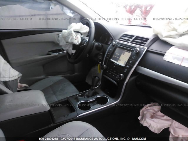 4T1BF1FK5GU216852 - 2016 TOYOTA CAMRY LE/XLE/SE/XSE თეთრი ფოტო 5