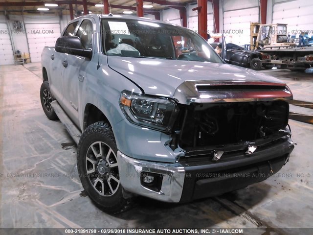 5TFDY5F18JX683937 - 2018 TOYOTA TUNDRA CREWMAX SR5 GRAY photo 1