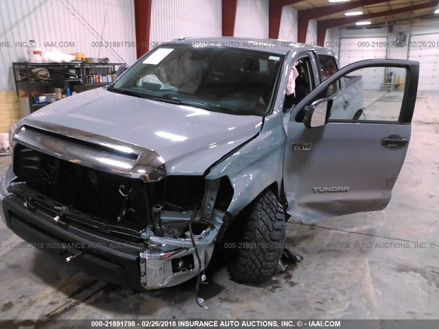 5TFDY5F18JX683937 - 2018 TOYOTA TUNDRA CREWMAX SR5 GRAY photo 2