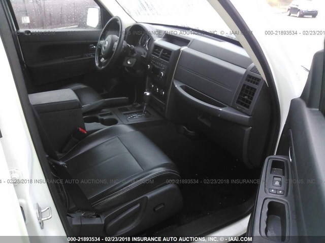 1C4PJMAK2CW202553 - 2012 JEEP LIBERTY SPORT 白色 照片 5