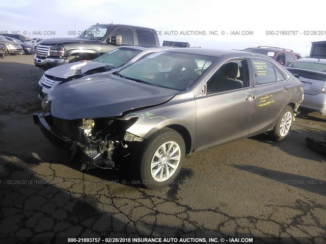 4T1BF1FK3HU723654 - 2017 TOYOTA CAMRY LE/XLE/SE/XSE GRAY photo 2