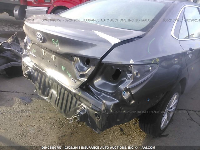 4T1BF1FK3HU723654 - 2017 TOYOTA CAMRY LE/XLE/SE/XSE GRAY photo 6