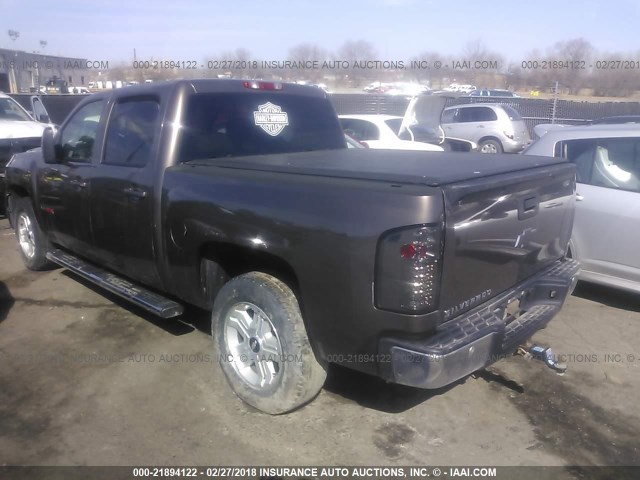 2GCFK13Y071616209 - 2007 CHEVROLET SILVERADO K1500 CREW CAB GRAY photo 3