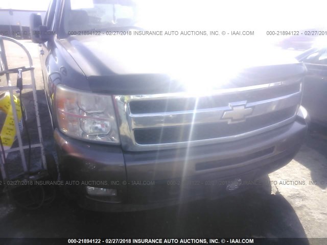 2GCFK13Y071616209 - 2007 CHEVROLET SILVERADO K1500 CREW CAB GRAY photo 6