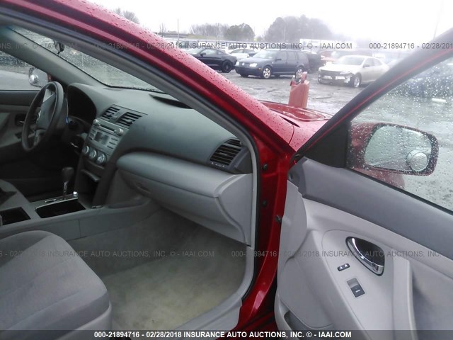 4T1BF3EK0BU184396 - 2011 TOYOTA CAMRY SE/LE/XLE RED photo 5