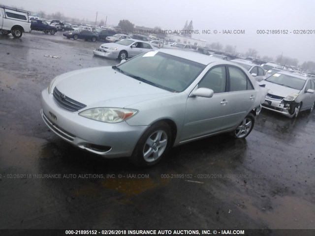 JTDBE32K220025950 - 2002 TOYOTA CAMRY LE/XLE/SE SILVER photo 2