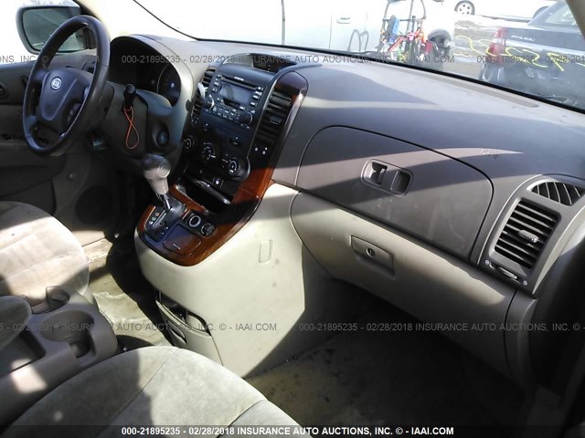 KNDMB233666030753 - 2006 KIA SEDONA EX/LX GOLD photo 5