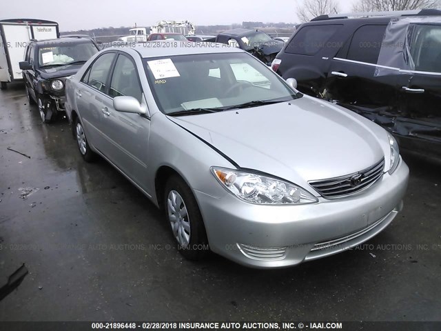 4T1BE32K25U066698 - 2005 TOYOTA CAMRY LE/XLE/SE SILVER photo 1