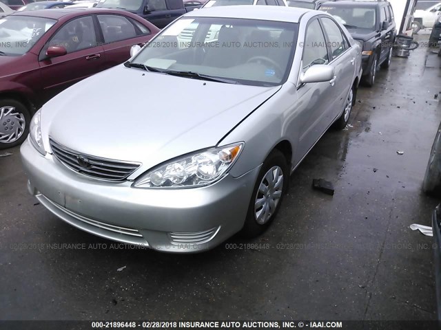 4T1BE32K25U066698 - 2005 TOYOTA CAMRY LE/XLE/SE SILVER photo 2