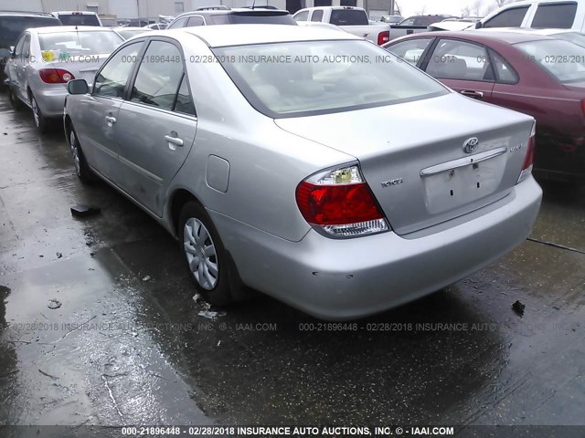 4T1BE32K25U066698 - 2005 TOYOTA CAMRY LE/XLE/SE SILVER photo 3